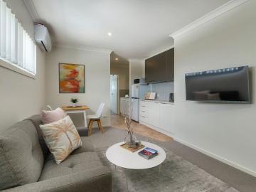 MODERN, FULLY FURNISHED, DESIGNER APARTMENT IN WYNNUM