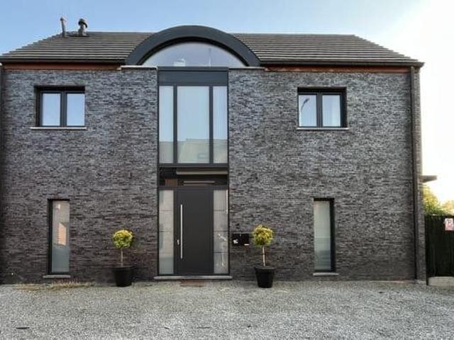 Modern, fully furnished family home