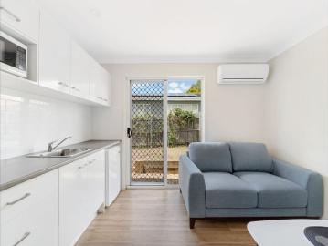 MODERN, FULLY FURNISHED, GROUND FLOOR STUDIO APARTMENT