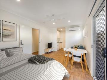 MODERN, FULLY FURNISHED, GROUND FLOOR STUDIO APARTMENT