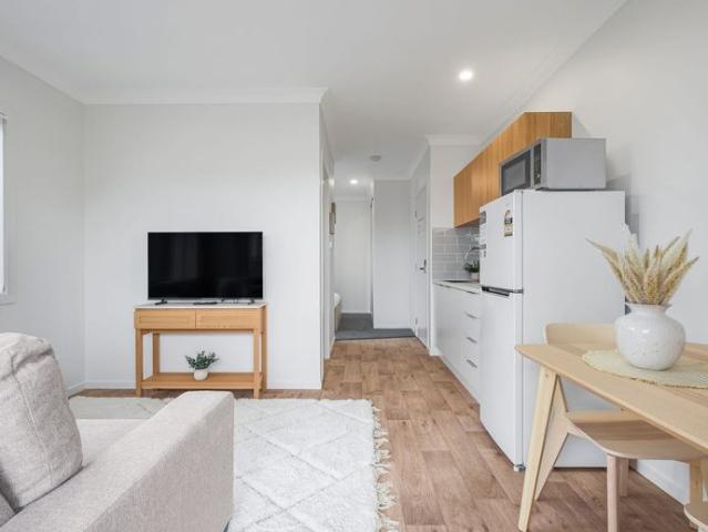 Modern, Fully Furnished Room 4– All Bills Included