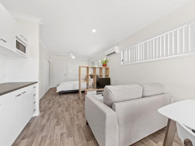 MODERN, FULLY FURNISHED, STUDIO APARTMENT