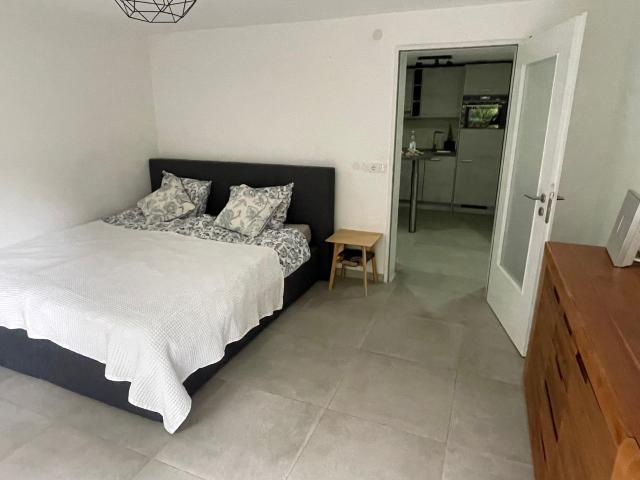 Modern & Fully Furnished Studio – Ideal for Professionals & Commuters, Aachen Amsterdam Apartments for Rent