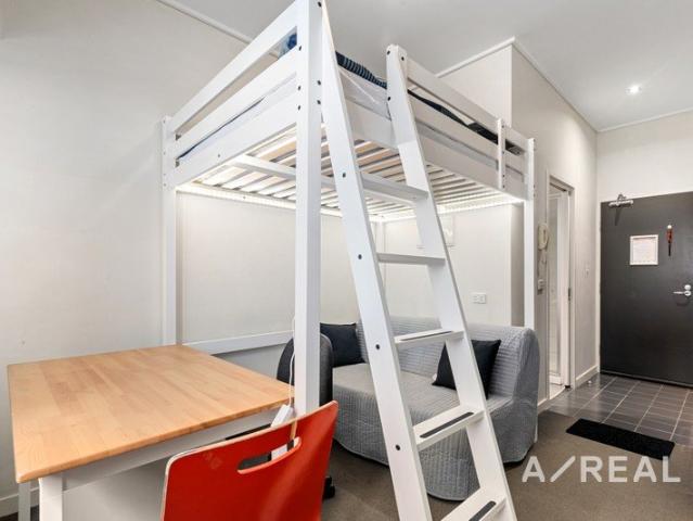 Modern Fully Furnished Studio Steps from Melbourne University