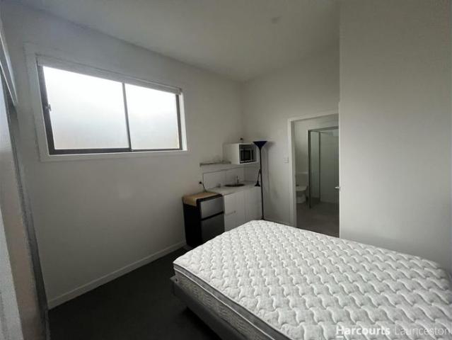 Modern Fully Furnished Studio Suite All Utilities Included