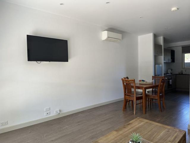 MODERN & FULLY FURNISHED UNIT OPPOSITE VICTORIA PARK LAKE