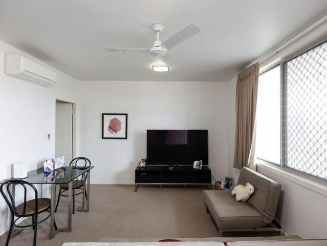 MODERN, FULLY FURNISHED UNIT WITH PRIVATE BALCONY! LOCATED IN THE CENTRE OF TOWN