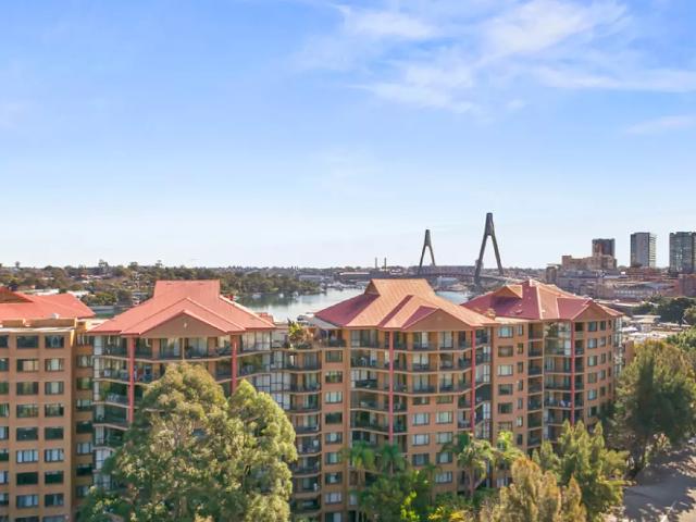MODERN FULLY FURNISHED 2 BEDROOM WITH VIEWS OF ANZAC BRIDGE
