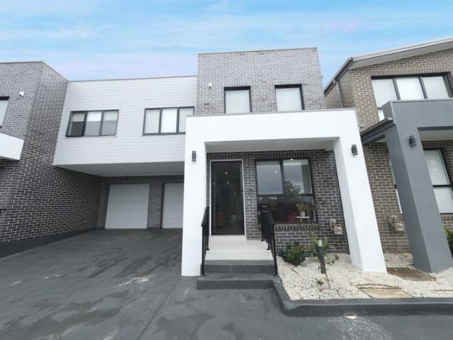Modern fully furnished 4 bedroom 2.5 bathroom Townhouse