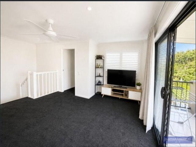 Modern Fully Renovated Townhouse – Water Included!