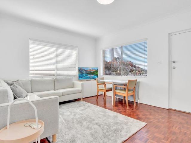 Modern Furnished One Bedroom Apartment in a Prime Lakeside Location