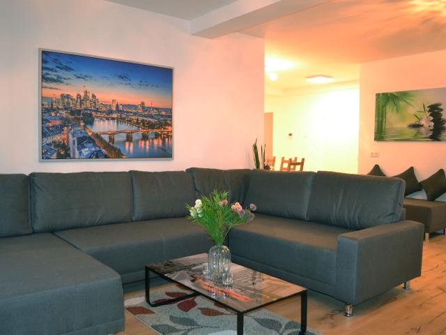 Modern Furnished Apartment with Garden & Terrace | Near Messe Frankfurt | Private Parking | Silent & Central in Hausen