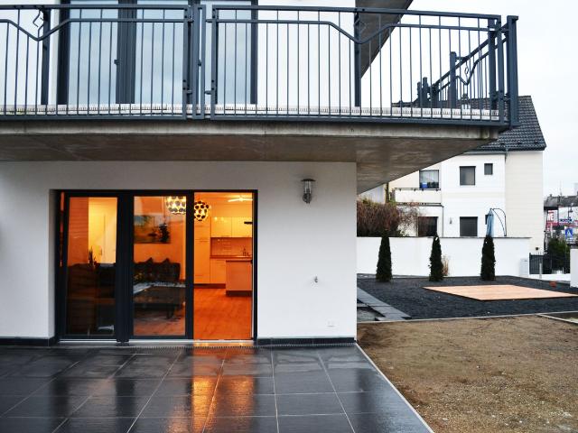 Modern Furnished Apartment with Garden & Terrace | Near Messe Frankfurt | Private Parking | Silent & Central in Hausen, Frankfurt Amsterdam Apartments for Rent