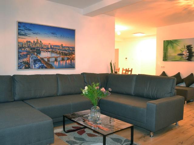 Modern Furnished Apartment with Garden & Terrace | Near Messe Frankfurt | Private Parking | Silent & Central in Hausen, Frankfurt Amsterdam Apartments for Rent