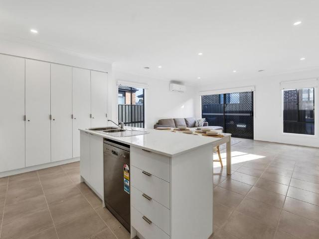 Modern Furnished Room with Private Ensuite | Melton South