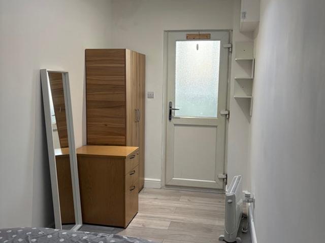 Modern Furnished Studio Flat to rent