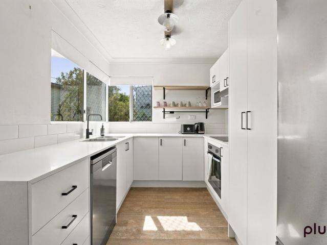 Modern, Furnished Two Bedroom Apartment in Convenient Taringa Location