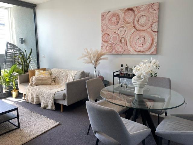 Modern Furnished 1 Bedroom Apartment in Prime Prahran Location with Parking