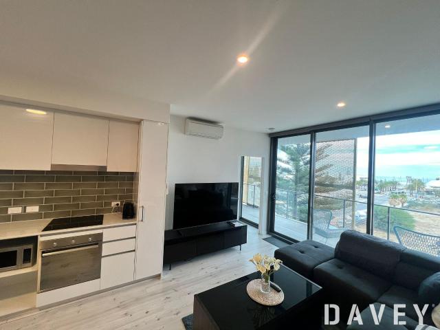 Modern Furnished 2 Bed Apartment in the Heart of Scarborough