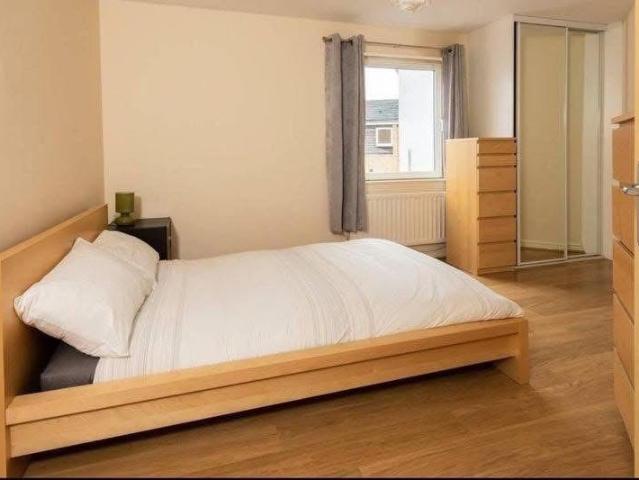 Modern, Furnished 2 Bed Close to Uni & Centre
