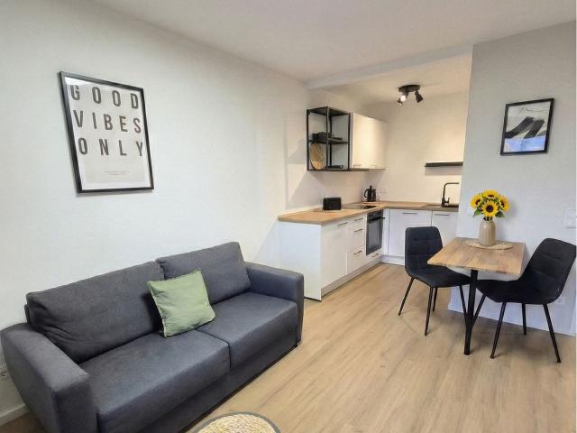 Modern furnishings and freshly renovated. Spacious 2 room flat with balcony and excellent infrastructure, Munchen Amsterdam Apartments for Rent