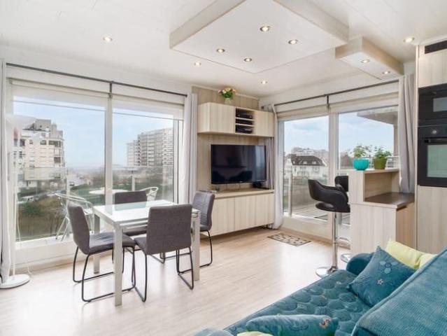 Modern, knus appartement met terras en zeezicht