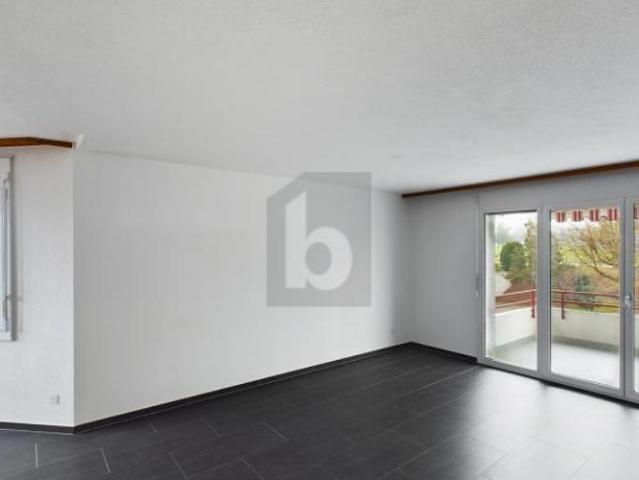 MODERN, KOMFORTABEL UND MIT GEMÜTLICHEM BALKON