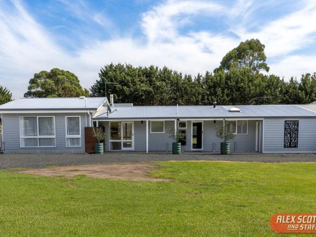 Modern House with Huge Shed on a 1300m+ Block