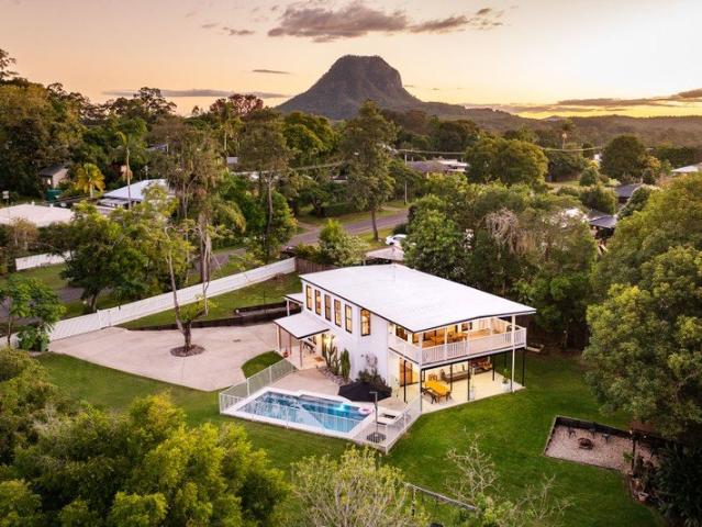 Modern Home, 1,874sqm, Sparkling Pool and Expansive Grounds