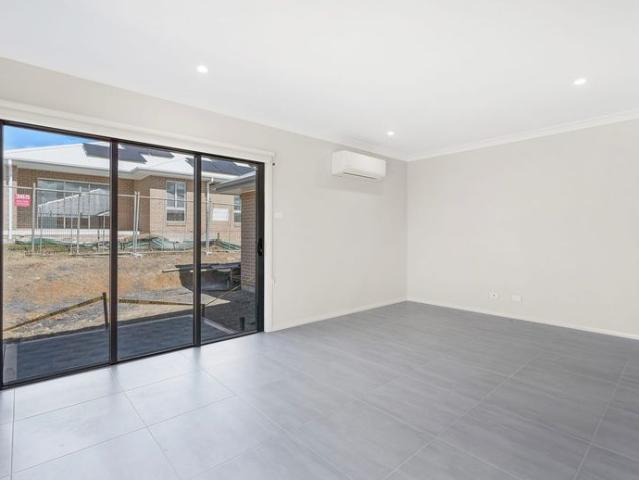 Modern Home Unit Air Conditioning & Garage