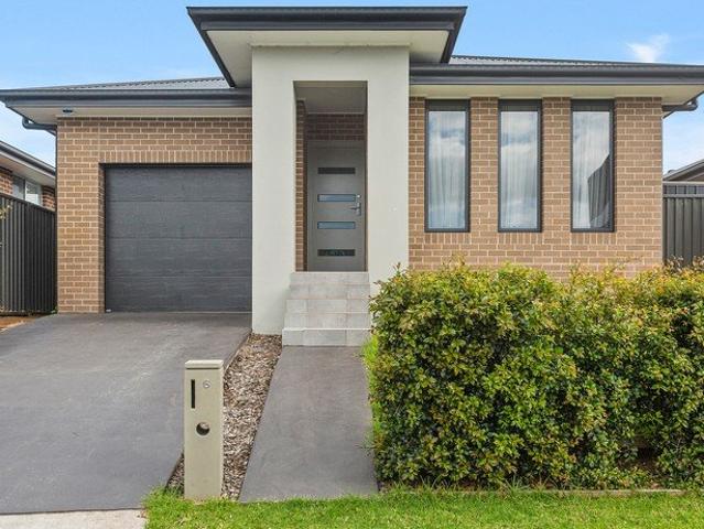 Modern Home Walking distance to Calderwood Village