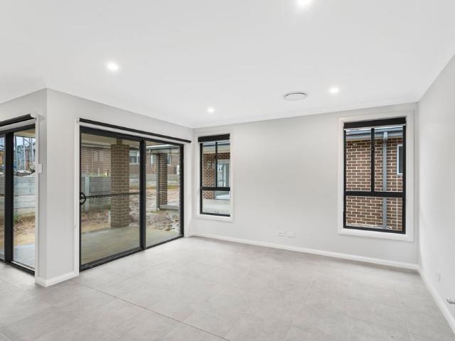 Modern Home Walking distance to Calderwood Village