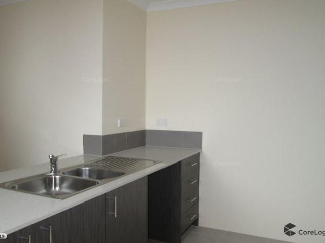 Modern Home with Double Bathroom and Garage!