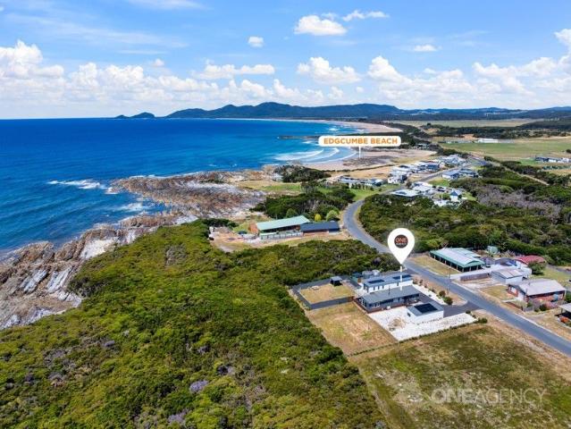Modern Home With Elevated Views Only 300m From The Beach