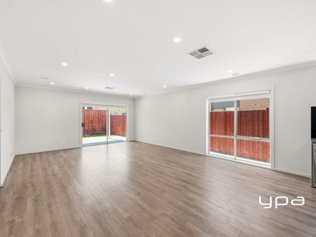 Modern home with low maintenance living in Kingsfield Estate