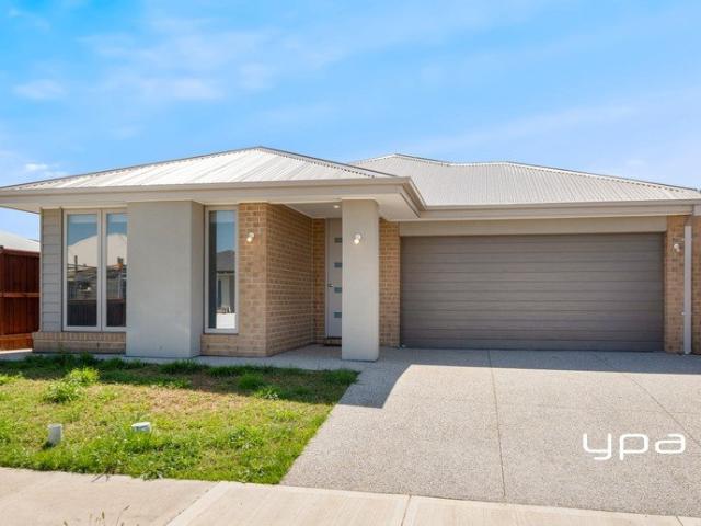 Modern home with low maintenance living in Kingsfield Estate