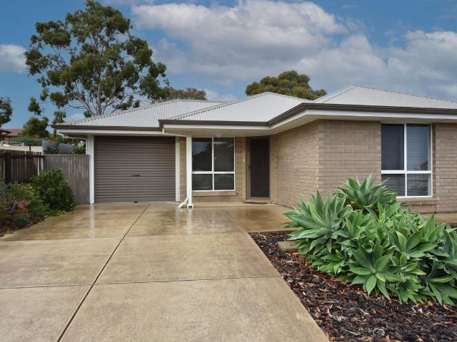 MODERN HOME WITH STYLISH LIVING AND GREAT CONVENIENCE!