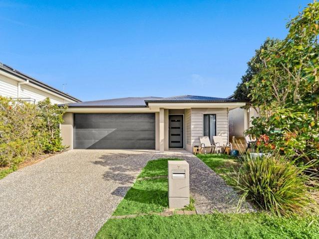 Modern Home With Solar, Parkside Position, Walking to Shopping Centre