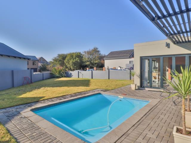 Modern home with Top of the Range Finishes!
