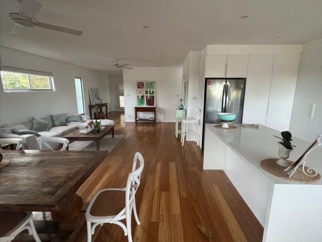 Modern home, Coastal lifestyle