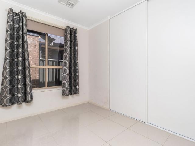 MODERN HOME CLOSE TO AMENITIES!
