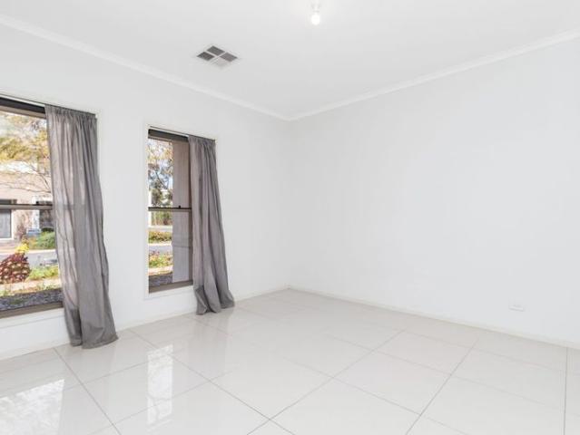 MODERN HOME CLOSE TO AMENITIES!