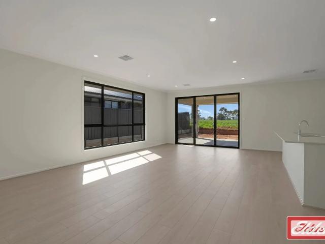 Modern Home in William Lakes Estate