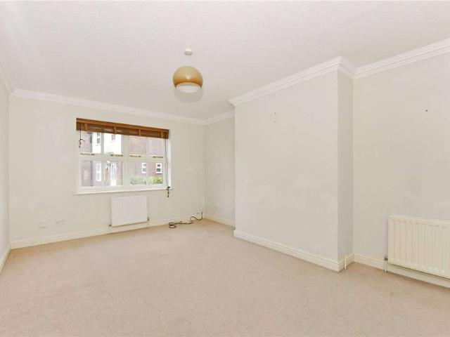 Modern home in central location with 2 parking spaces, home office and garden