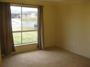 Modern Home in Kelso Available 13.7.26