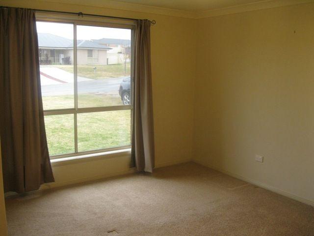 Modern Home in Kelso Available 13.7.26