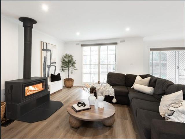 MODERN HOME IN NORTH WARRNAMBOOL