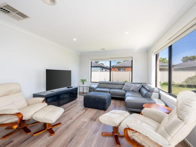 Modern Home in Quiet Court!