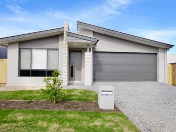 Modern home next to Ipswich Golf Course!