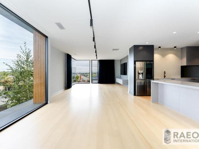 Modern home – partially furnished with elevated city views